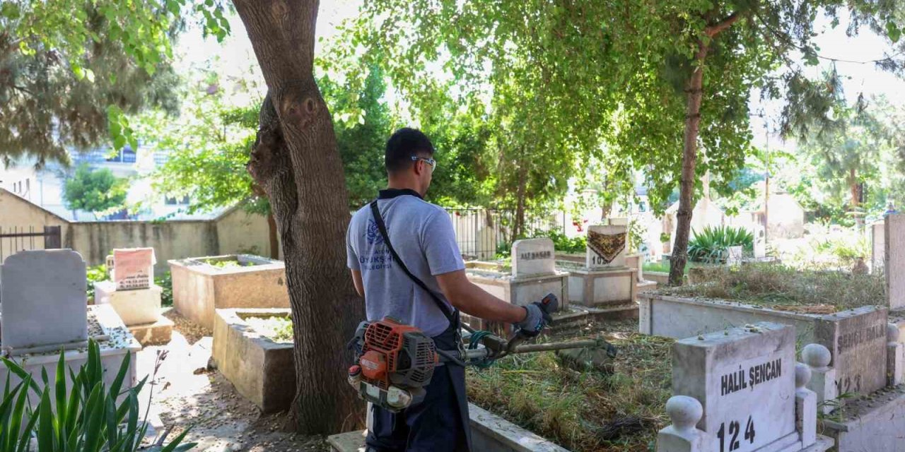 Aydın’da bayram öncesi mezarlıklar bakımdan geçiriliyor