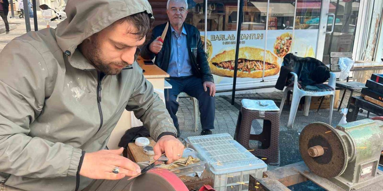 Tavşanlı’da kurbanlık bıçak ve satırlar bilenmeye başladı