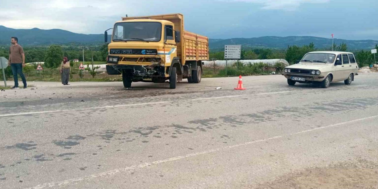 Gediz’de otomobil ile kamyon çarpıştı: 3 yaralı