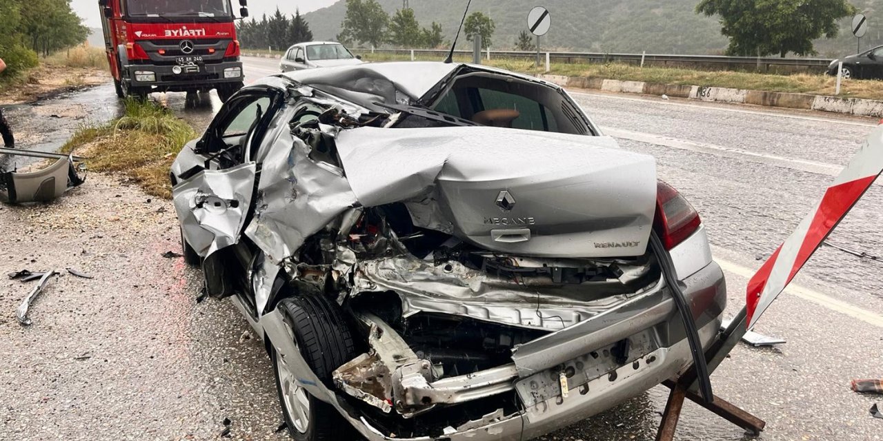 Yol kenarındaki otomobile tır çarpıp kaçtı: 1 yaralı
