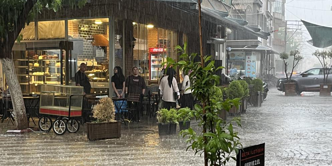 İncirliova’da sağanak ve fırtına hayatı felç etti