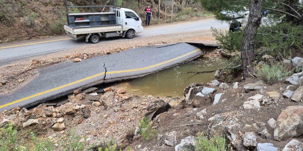 Bodrum’da ana isale hattı patladı, yol dereye döndü