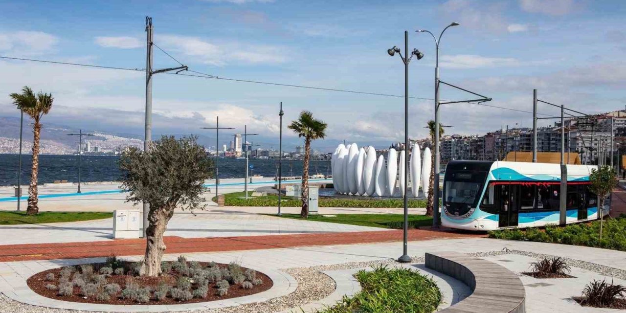 Bayram öncesi İzmir’in parklarında yoğun mesai