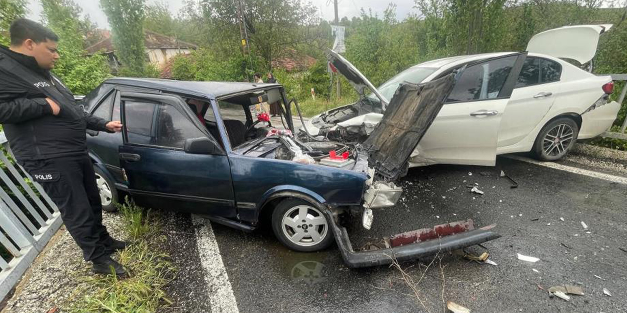Otomobillerinin kafa kafaya çarpıştığı kazada 4 kişi yaralandı