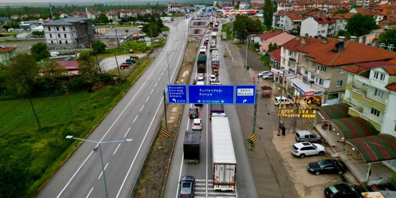 Afyonkarahisar’daki kara yollarında bayram trafiği yoğunluğu