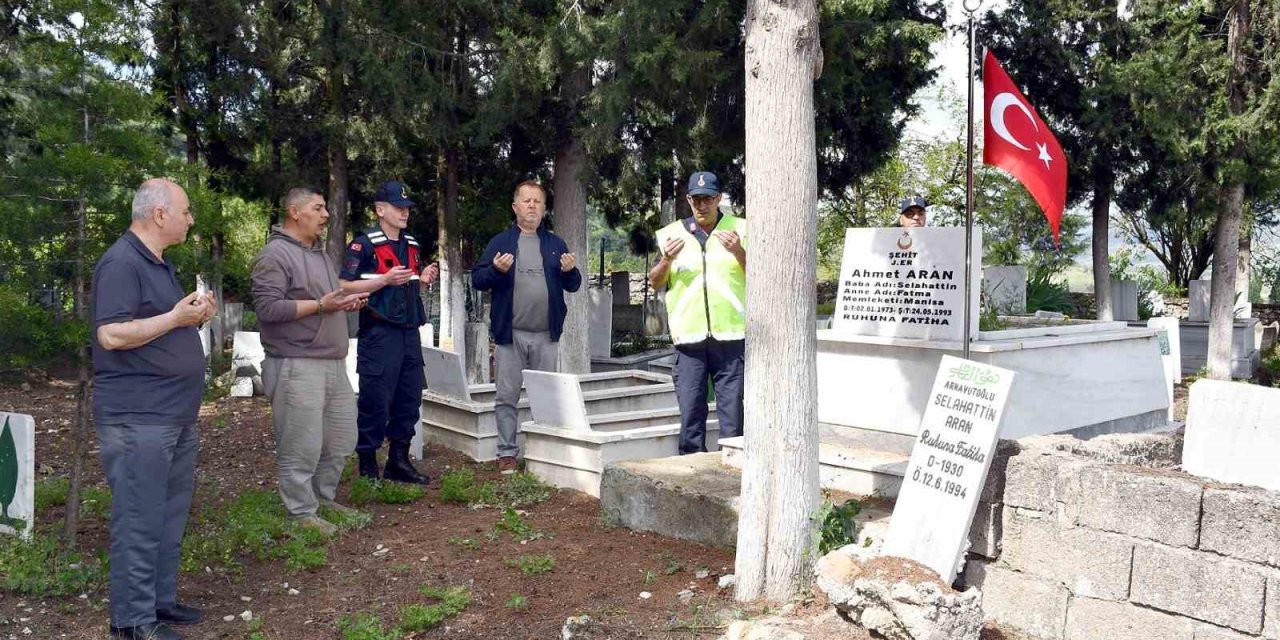 Şehit J.Er Ahmet Aran, kabri başında anıldı