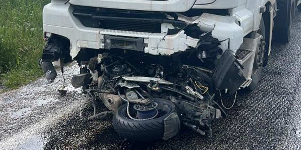 Motosiklet sürücüsü girdiği tırın altında feci şekilde can verdi
