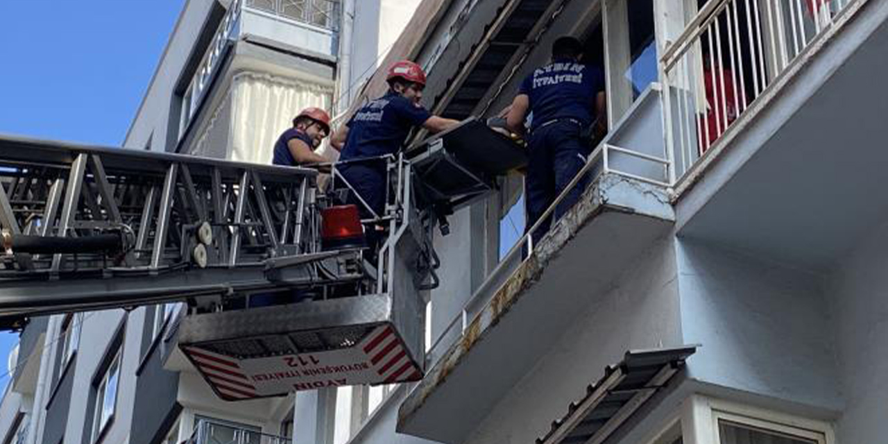 Yaşlı adamı itfaiye ekipleri balkondan indirdi