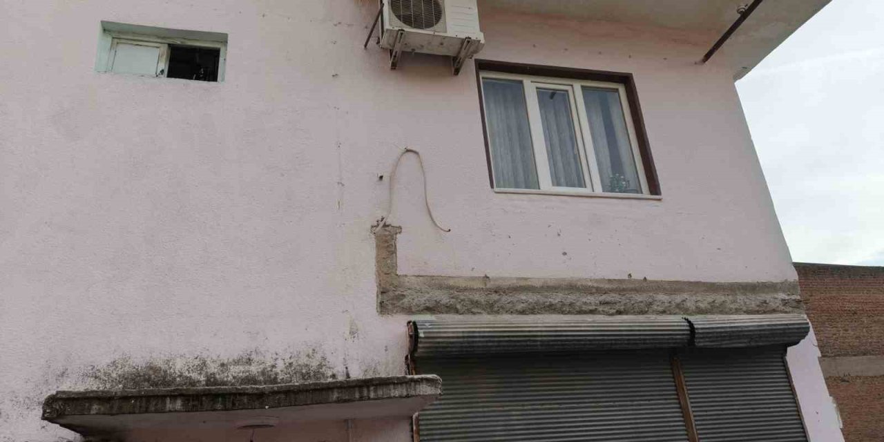 Balkonu çöken bina mühürlendi