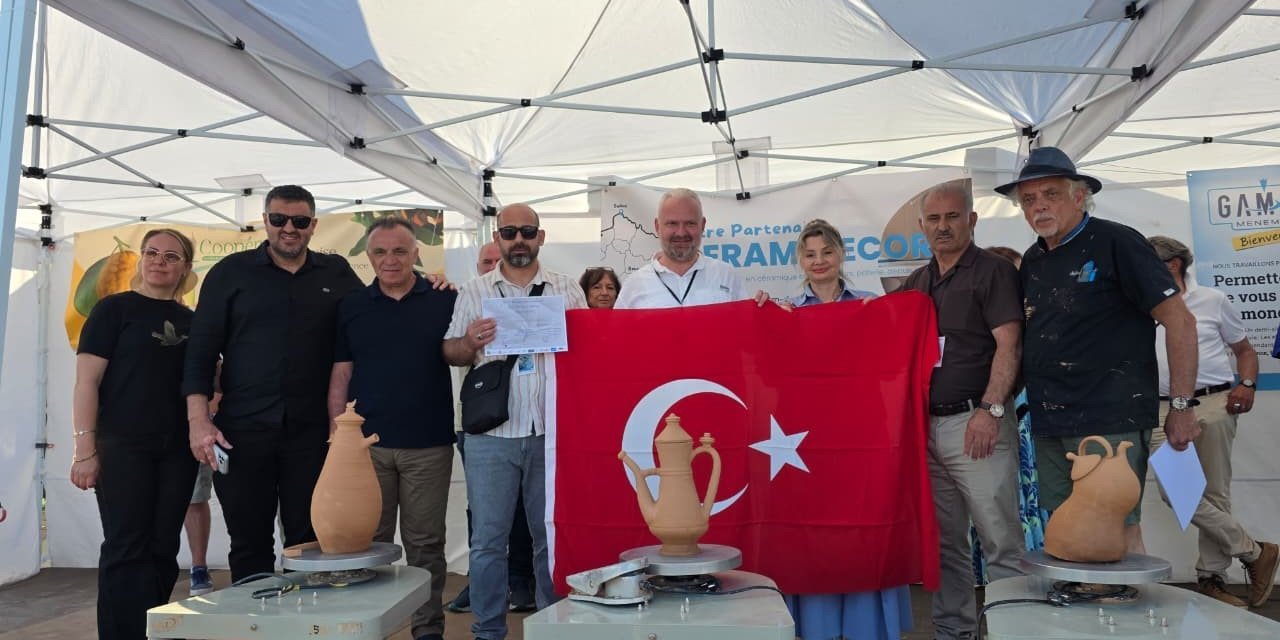 Menemen çömlekçiliği Fransa’da tarih yazdı