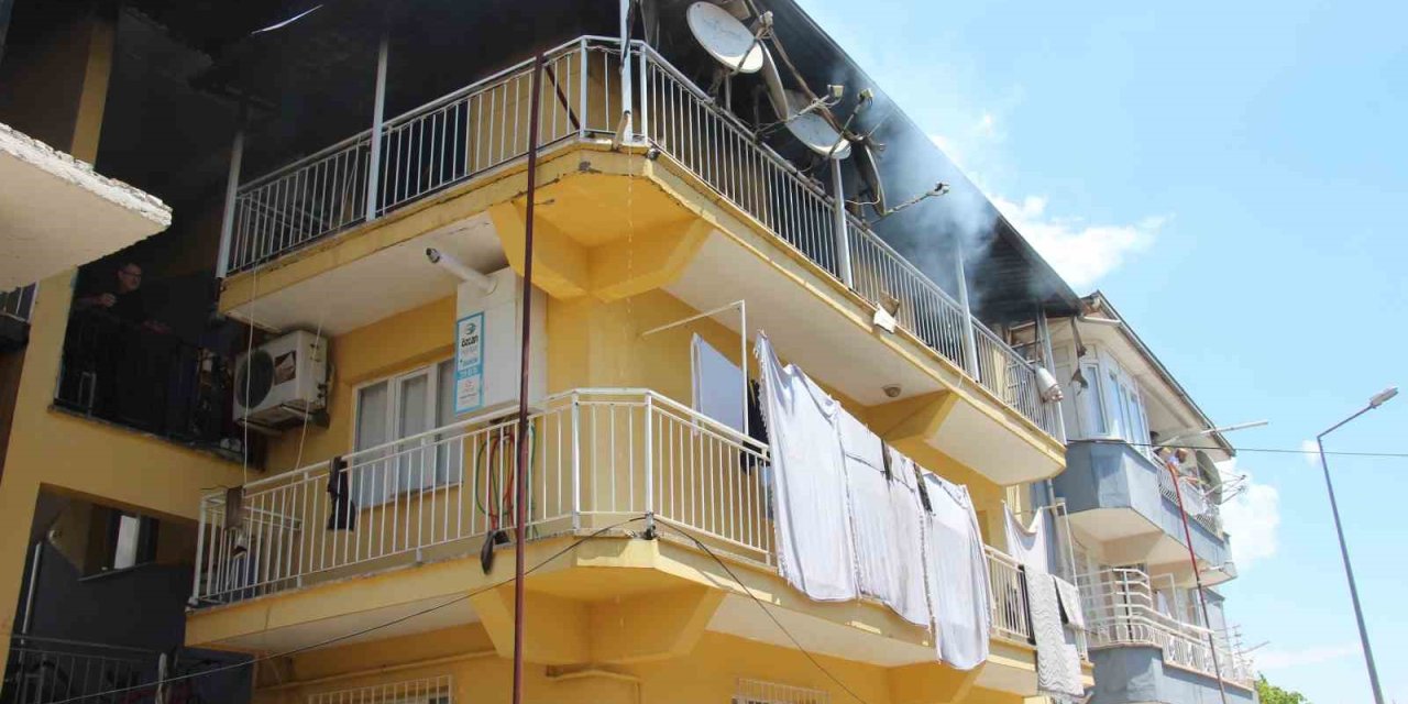 Çatı katında çıkan yangında 3 bina zarar gördü