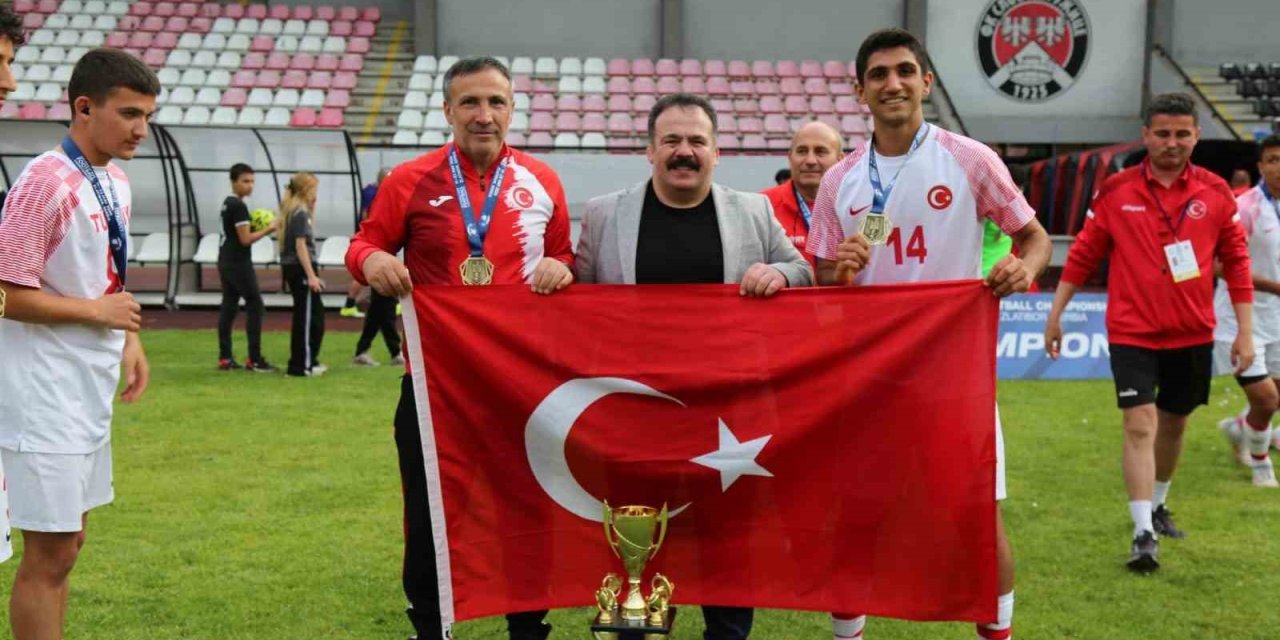Aliağalı Semih Ayriç, dünya şampiyonu oldu
