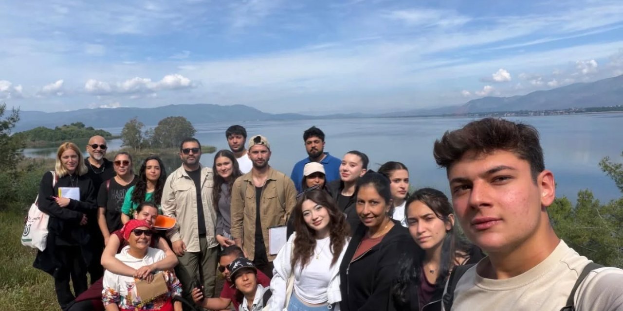 Köyceğiz’de Yüksekokul öğrencileri doğada bitkileri inceledi