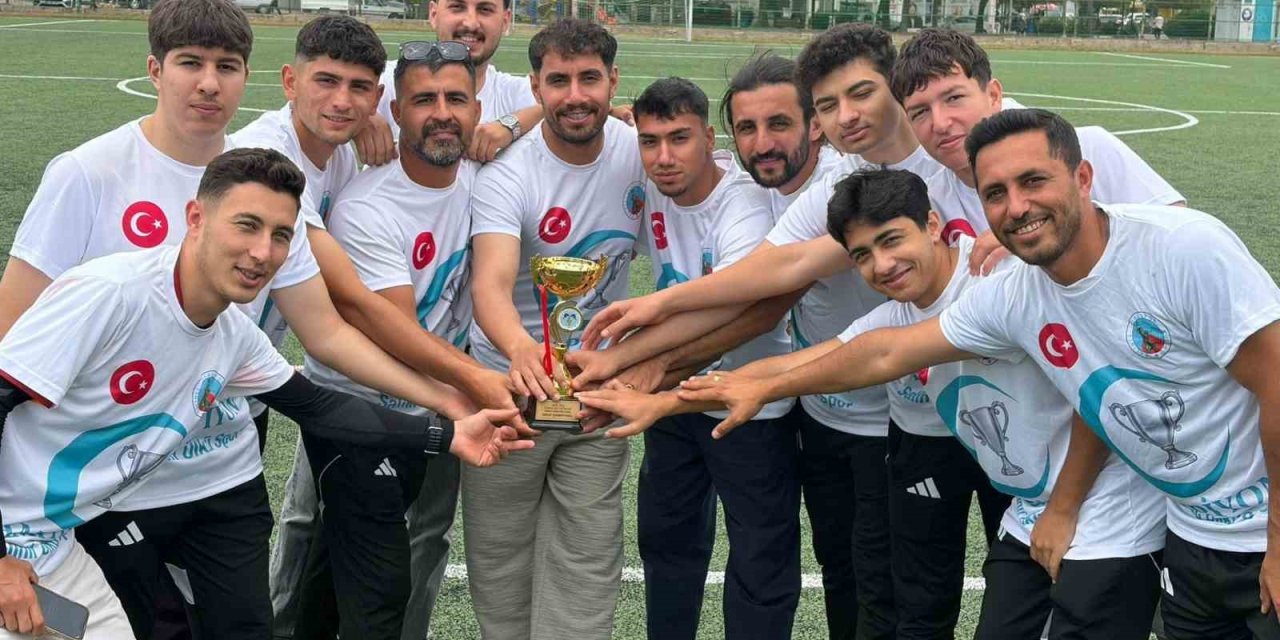 Salihli Ülküspor’da kupa coşkusu