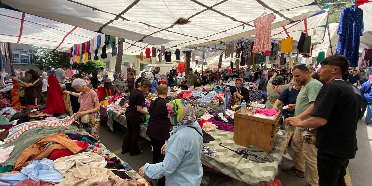 Arife günü pazarda bayramlık hareketliliği esnafın yüzünü güldürdü