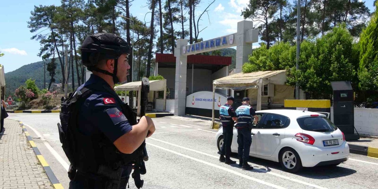 Bayram tatili için Marmaris ve Datça’ya araç akını: 4 günde 40 bin araç girdi
