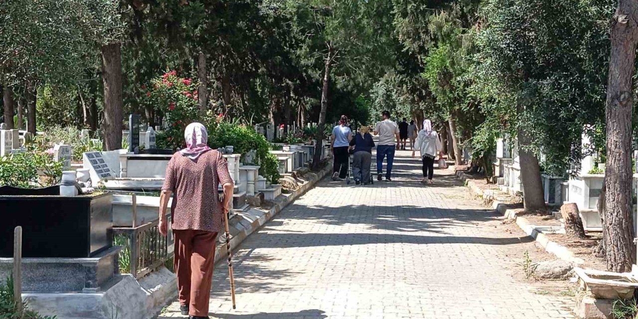 Nazilli’de arefe günü mezarlıklara ziyaretçi akını