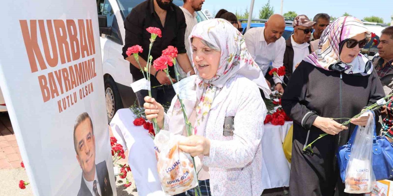 Şehzadeler Belediyesinden karanfil dağıtımı