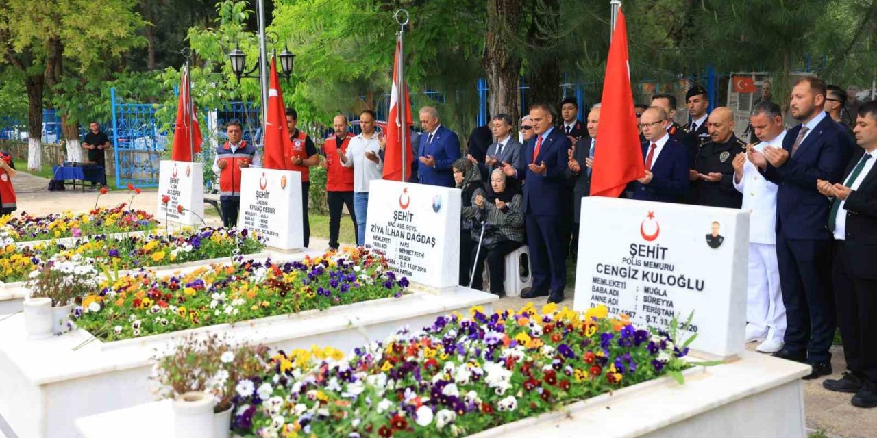 Vali Akbıyık, Kurban Bayramı nedeniyle şehitliği ziyaret etti