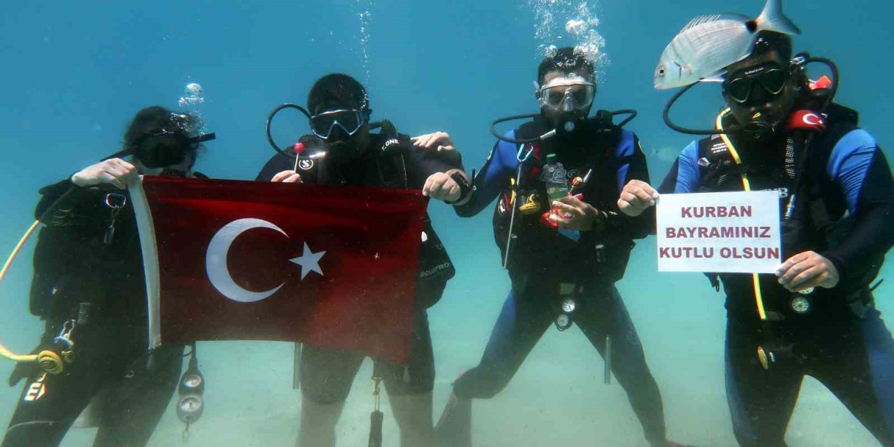 Fethiye’de dalgıçlardan ’ıslak’ bayram kutlaması