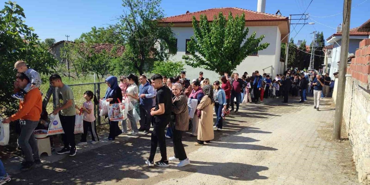Asırlık ‘Çörek Derme’ geleneğinde yiyecekler paylaşıldı