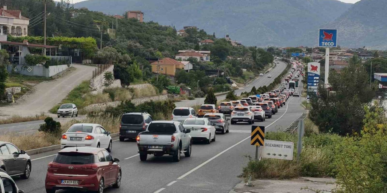 Tatilciler Muğla’ya akın etti: Araç kuyruğu 22 kilometreye ulaştı