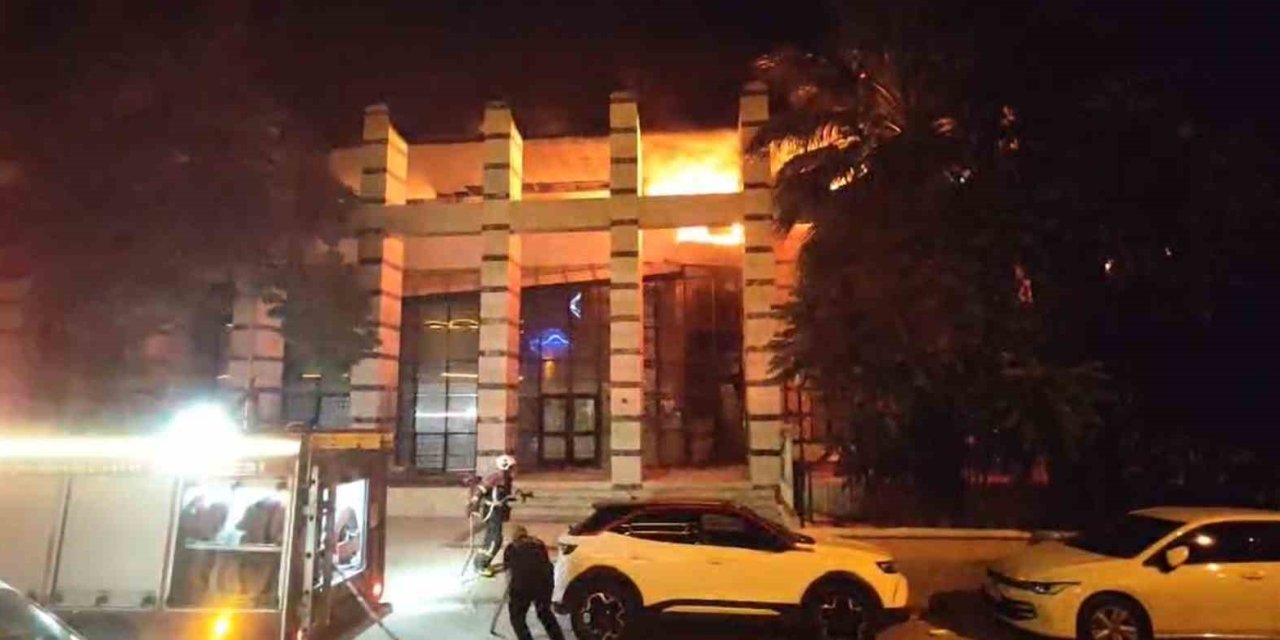 Kuşadası’nda eski PTT binasında yangın