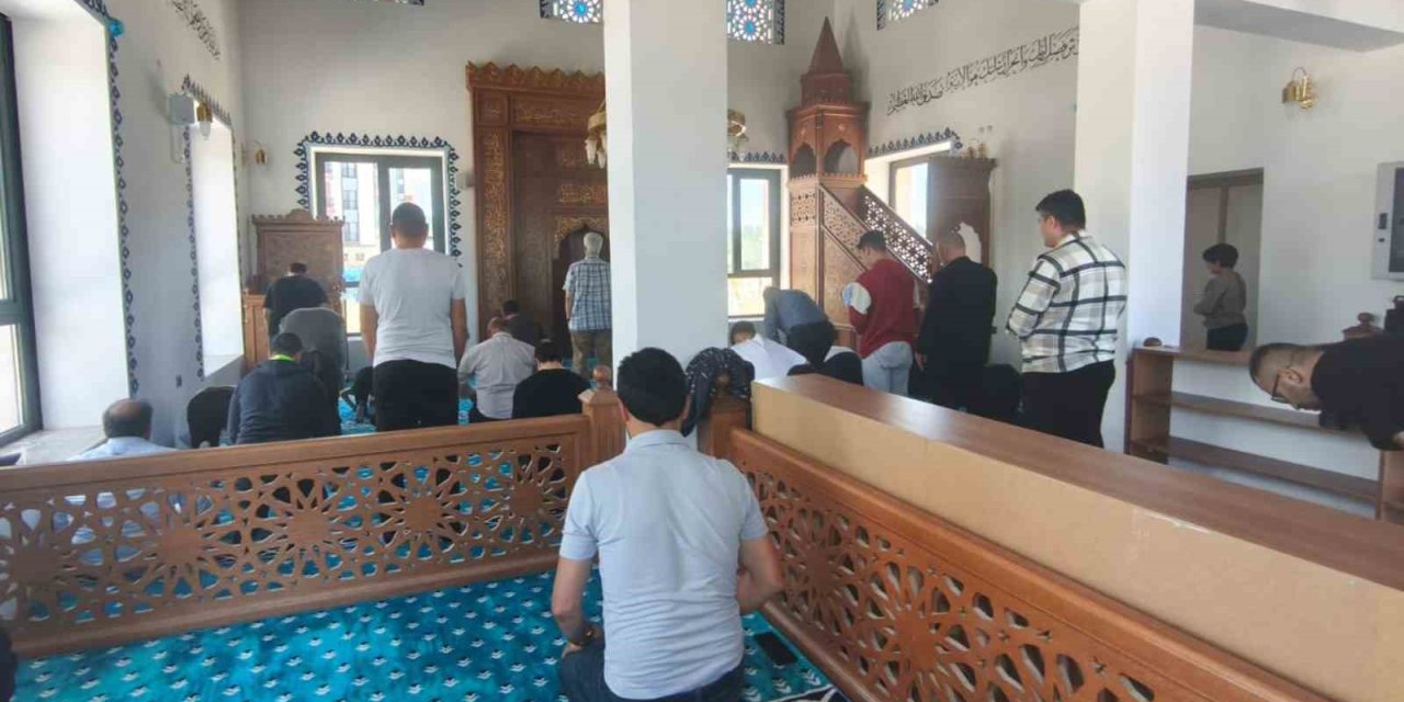 Akçaova TOKİ Camii’nde ilk Cuma namazı kılındı