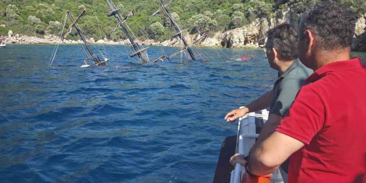 Marmaris’te gezi teknesi battı, yolcular tahliye edildi