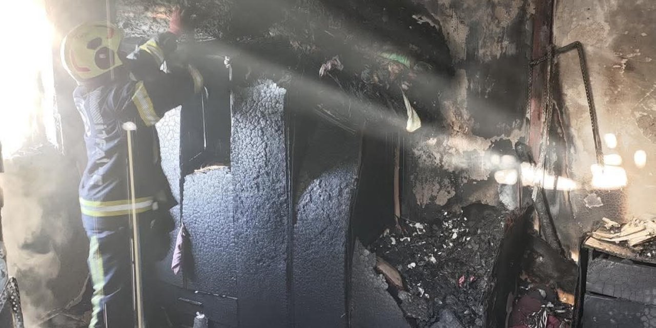 Denizli’de 4 katlı apartmanın çatısında çıkan yangında ev kullanılamaz hale geldi