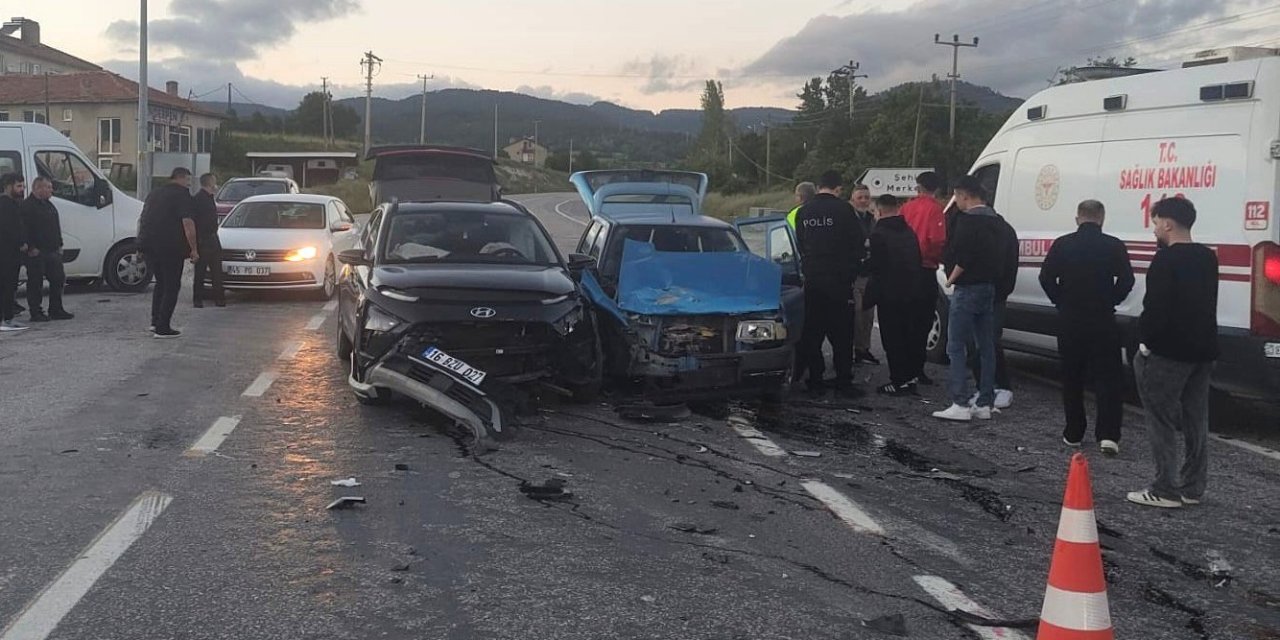 Domaniç’te iki otomobil çarpıştı: 3 yaralı