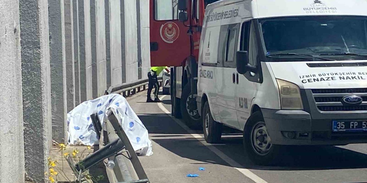İzmir’de demir bariyere çarpan motosikletin sürücüsü hayatını kaybetti