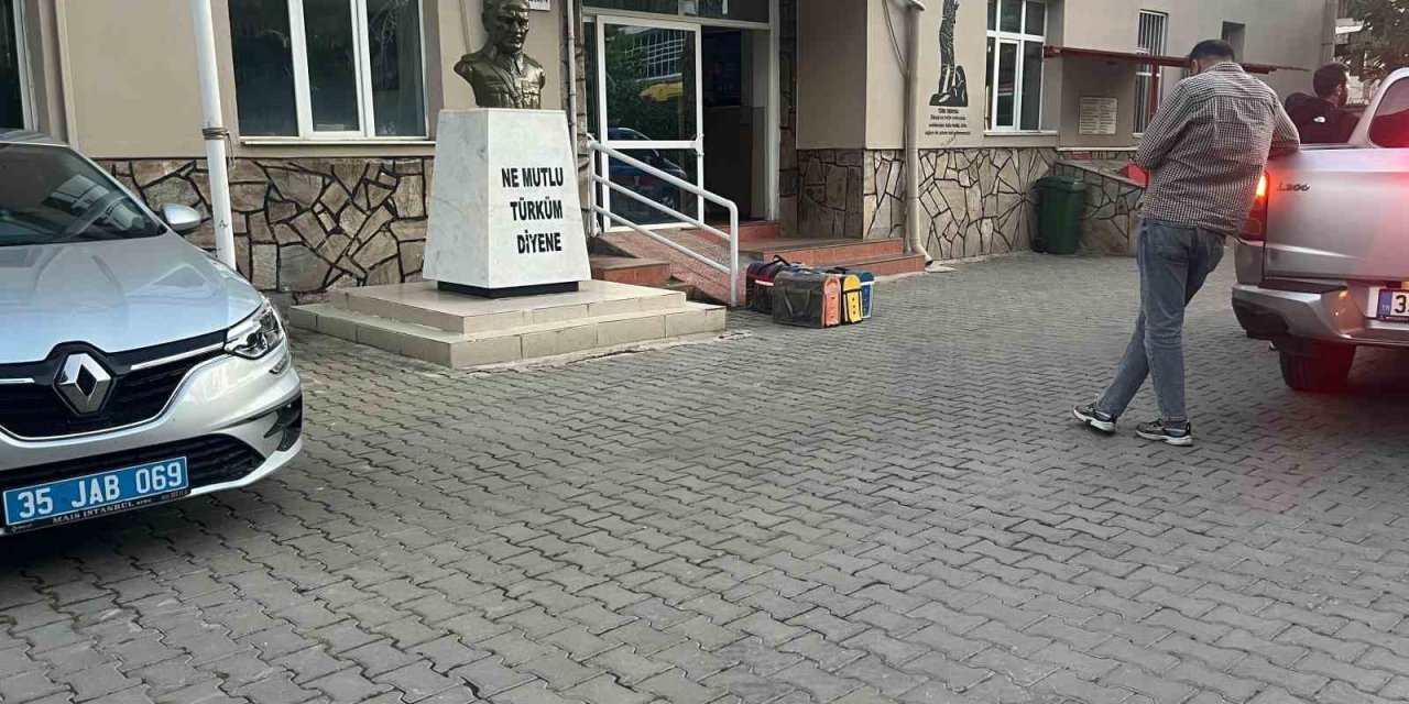 Bayındır’da yasa dışı horoz dövüşü operasyonu: 3 gözaltı