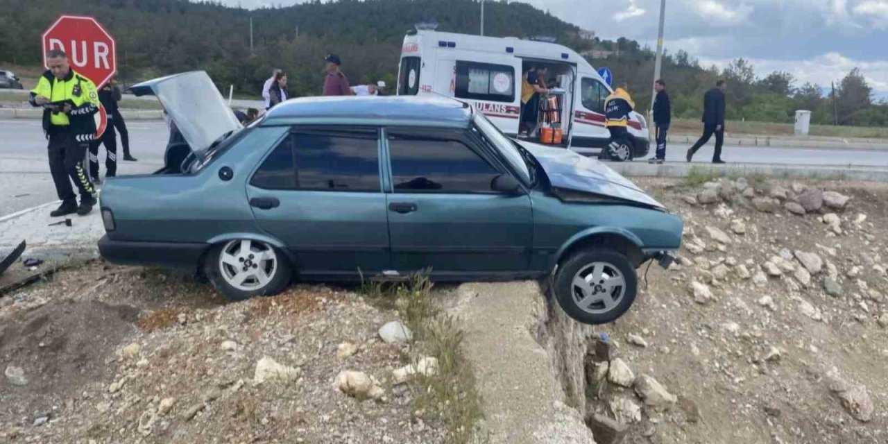 Kütahya Emet’te kavşakta iki araç çarpıştı: 3 yaralı
