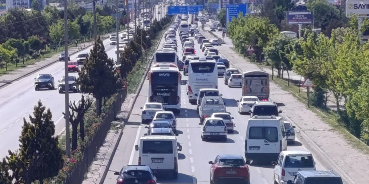 Tatilcilerin dönüş yoluna geçmesiyle Afyonkarahisar’da trafik yoğunluğu başladı