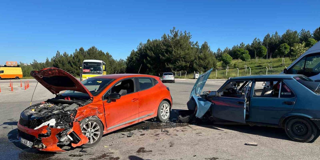Uşak’ta otomobiller çarpıştı: 5 yaralı