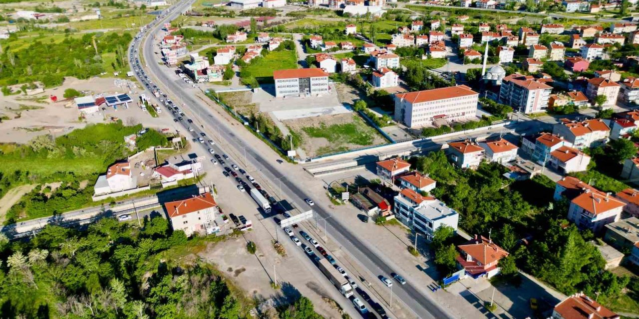 Tatilcilerin dönüş yolundaki yoğunluğu sürüyor