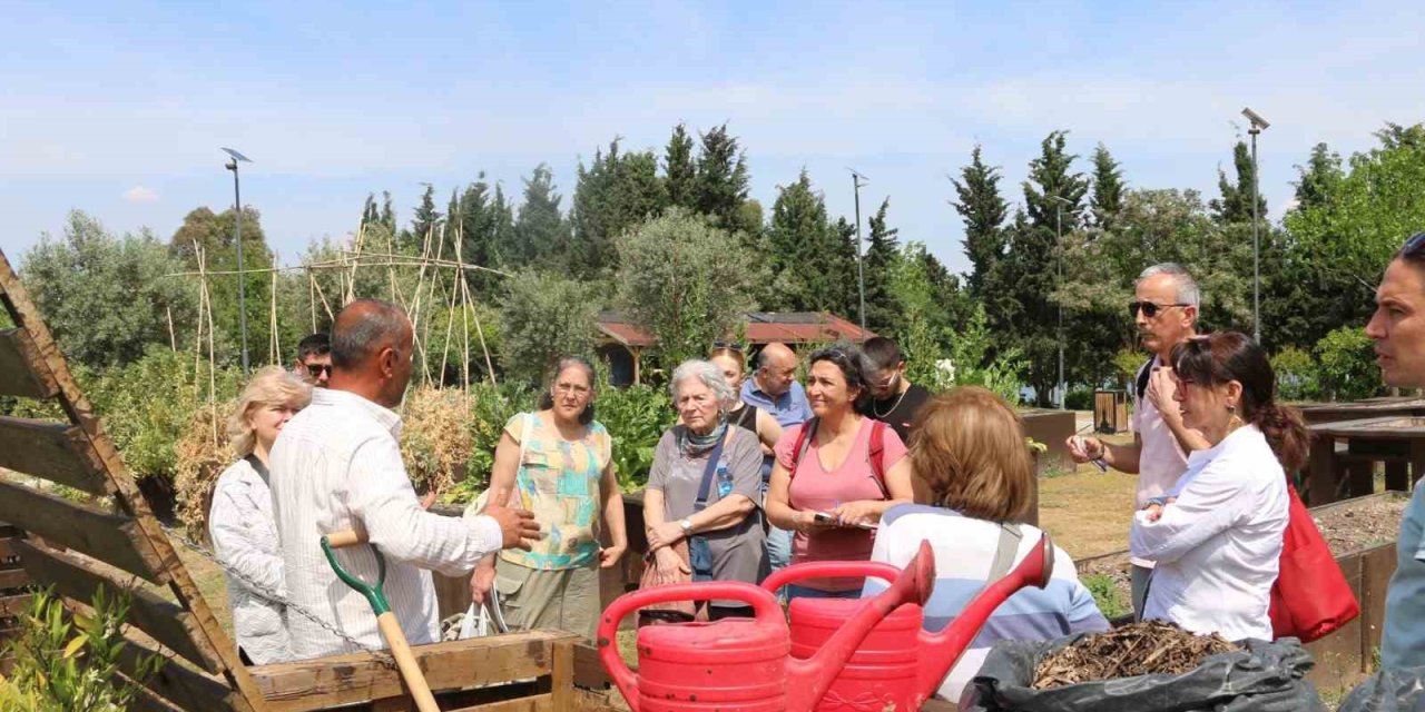 Organik atıklar komposta dönüşüyor