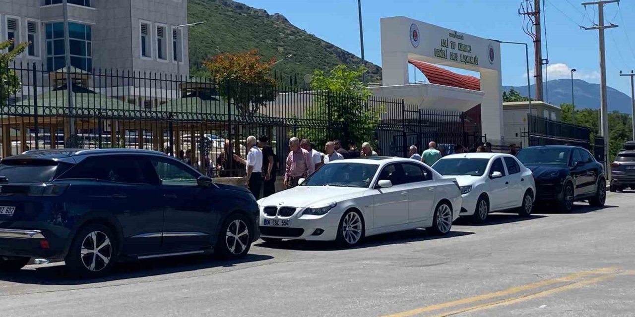 Otobüs kazasında ölenlerin kimlik tespit çalışmaları sürüyor