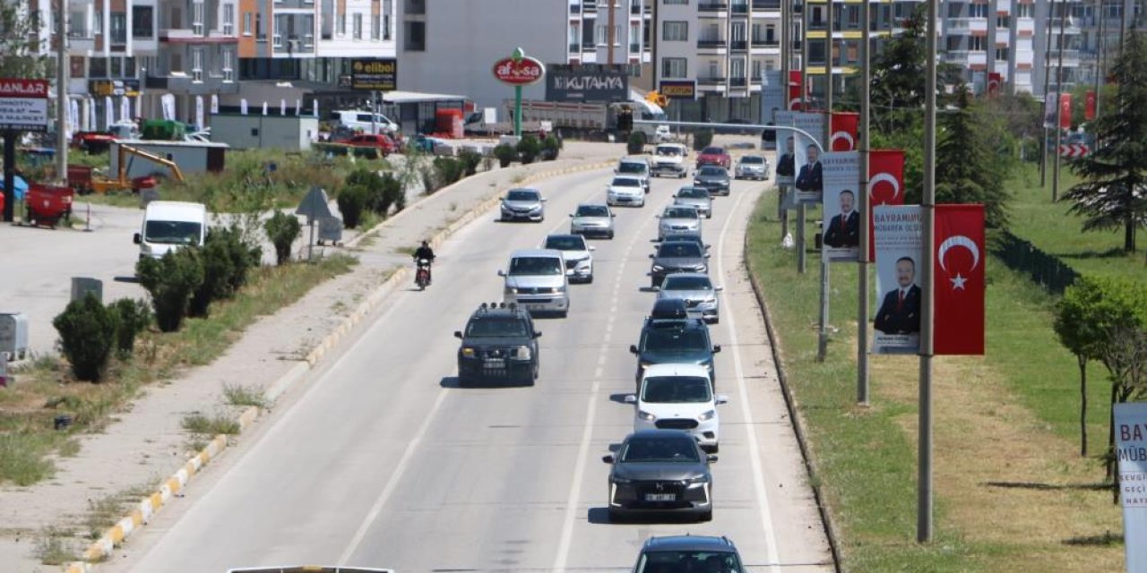 Afyonkarahisar-Antalya yolunda tatilcilerin dönüş yoğunluğu sürüyor