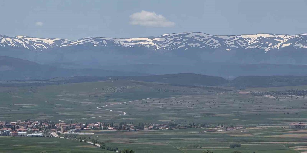 Kütahya’da kartpostallık manzara zirvede kar, ovada bahar
