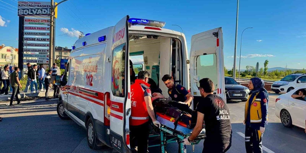 Otomobilin tur otobüsüne çarptığı kazada faciadan dönüldü