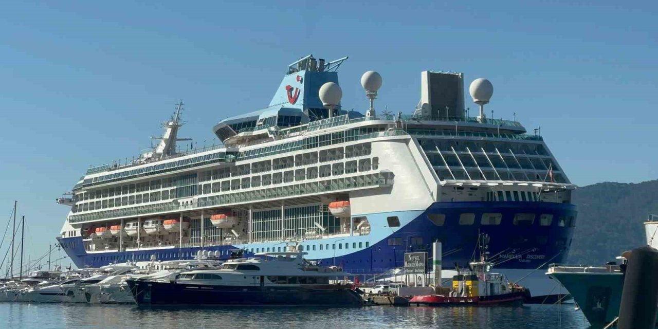 Dev gemi 2 bin500 yolcusu ile Marmaris Limanı’na demirledi