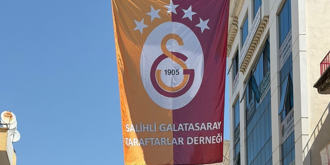 Salihli’de caddelere şampiyon Galatasaray bayrakları asıldı