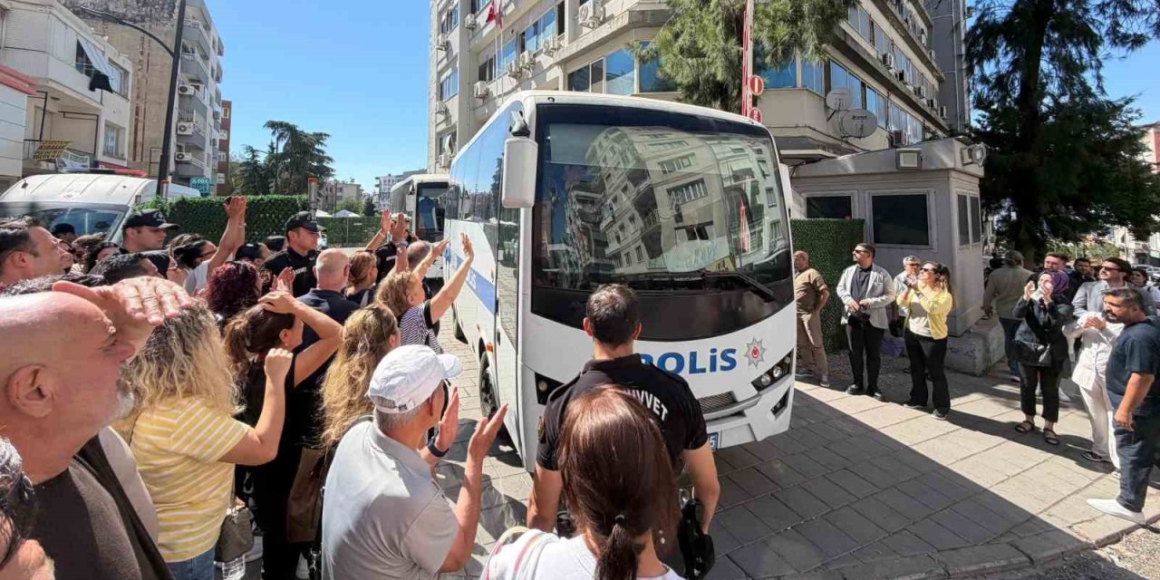 Buca Belediyesine yolsuzluk operasyonunda şüpheliler hastaneye sevk edildi