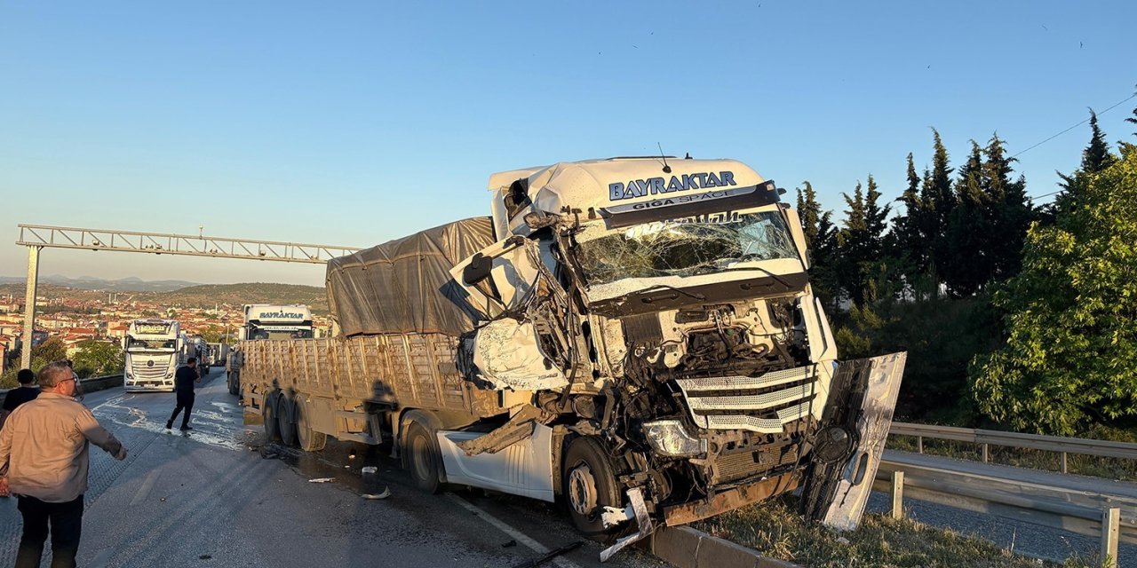 Tır başka bir tıra arkadan çarptı, yol trafiğe kapandı