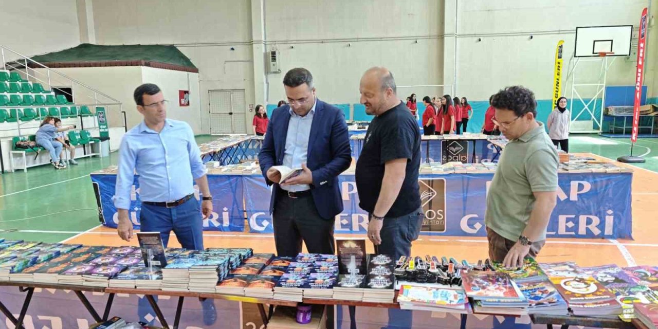 Sarıgöl’de binlerce kitap öğrencilerle buluştu