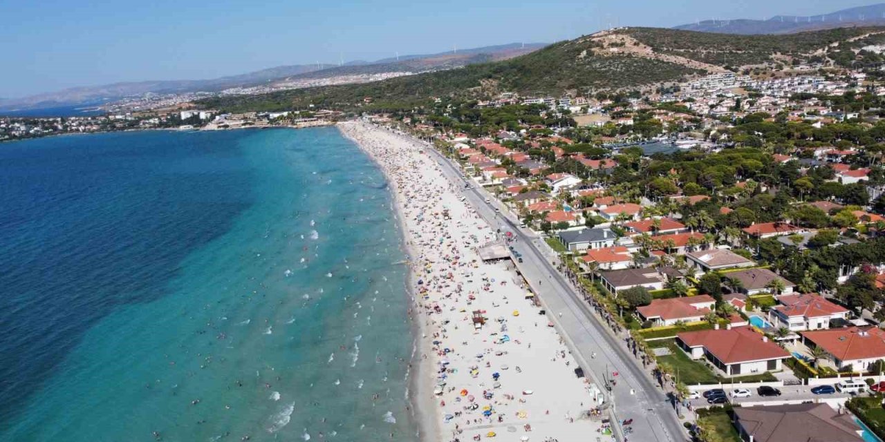 Çeşme’de bayram tatilinde nüfus 1 milyona dayandı, yüz binlerce araç akın etti