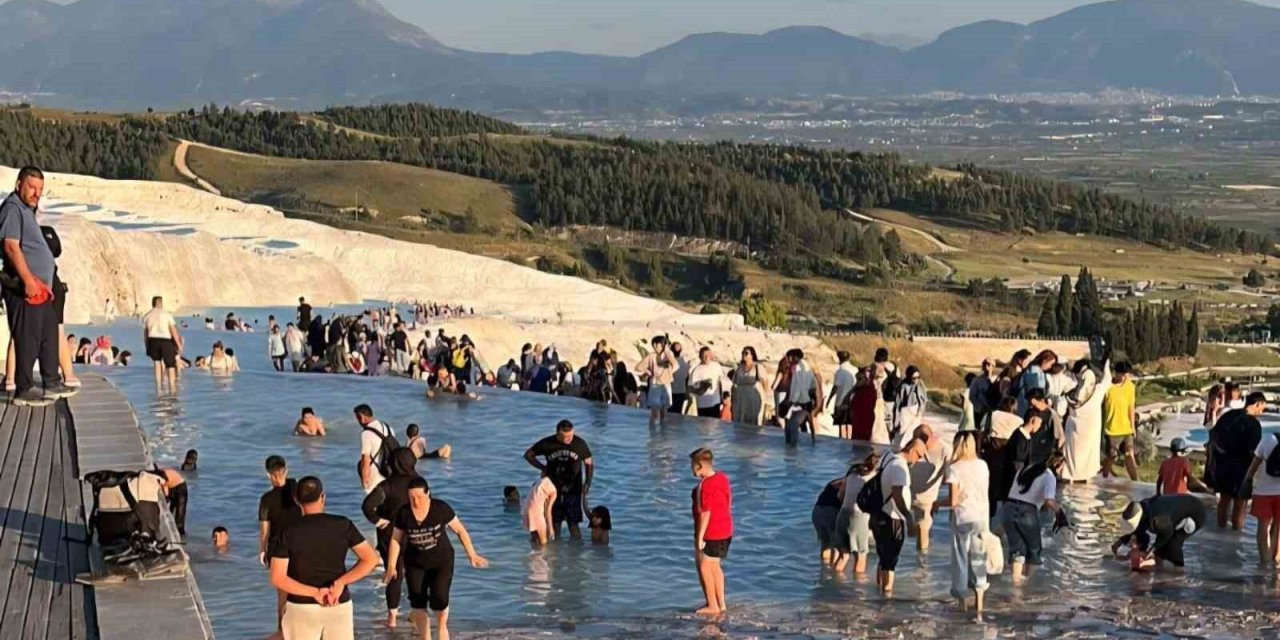 Pamukkale bayramda 113 bin ziyaretçiyi ağırladı