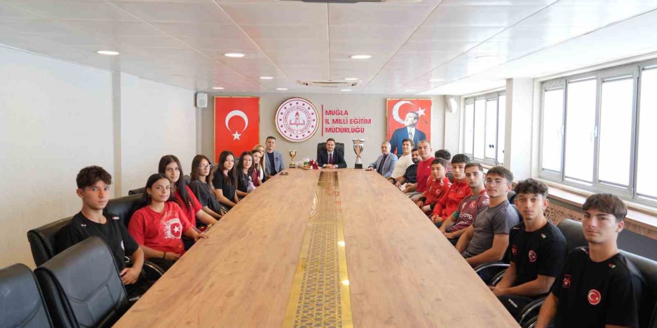 Muğla’nın şampiyon öğrencileri İl Milli Eğitim Müdürü Çay ile bir araya geldi